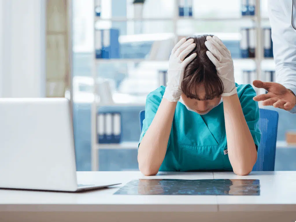 Médecin devant la liste des erreurs médicales