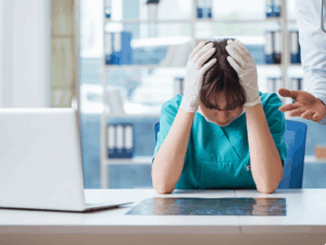 Médecin devant la liste des erreurs médicales