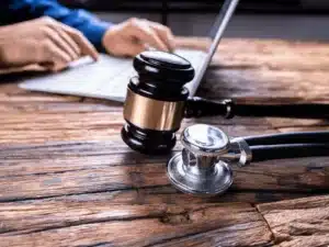La loi kouchner adopté en 2002 protège les patients dans leur droit médical