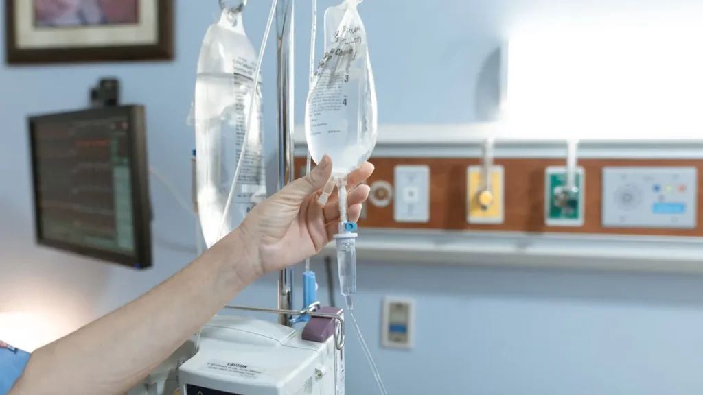 Professionnel de santé consultant des dossiers médicaux dans un environnement hospitalier calme et éclairé naturellement.